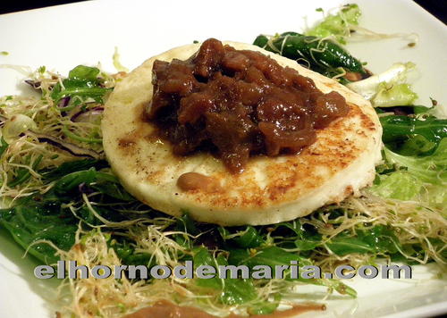 Ensalada de Brotes de Alfalfa y Queso de Cabra a la Plancha con Salsa de Tamarindo